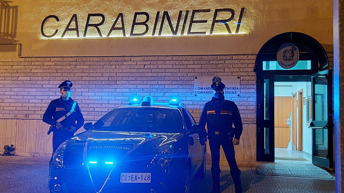 Co-Ro, si introduce a casa di un’anziana armato di pistola per rapinarla: arrestato
