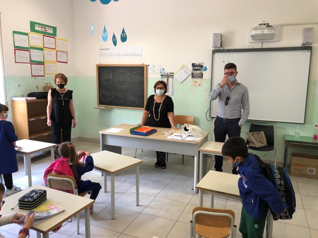 Caloveto, alla prima campanella il sindaco Mazza accompagna gli alunni in classe