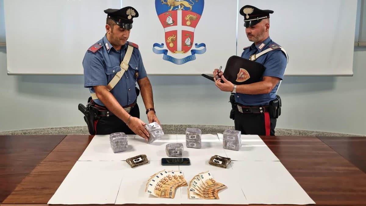 Rende, arrestati due corrieri della droga: trasportavano 5 kilogrammi di hashish