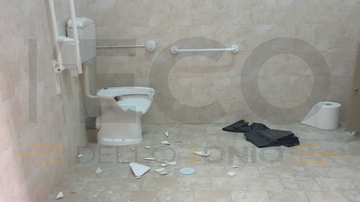 Raid all'alba: messo a soqquadro il plesso della "Tieri" e fuoco nel deposito elettorale