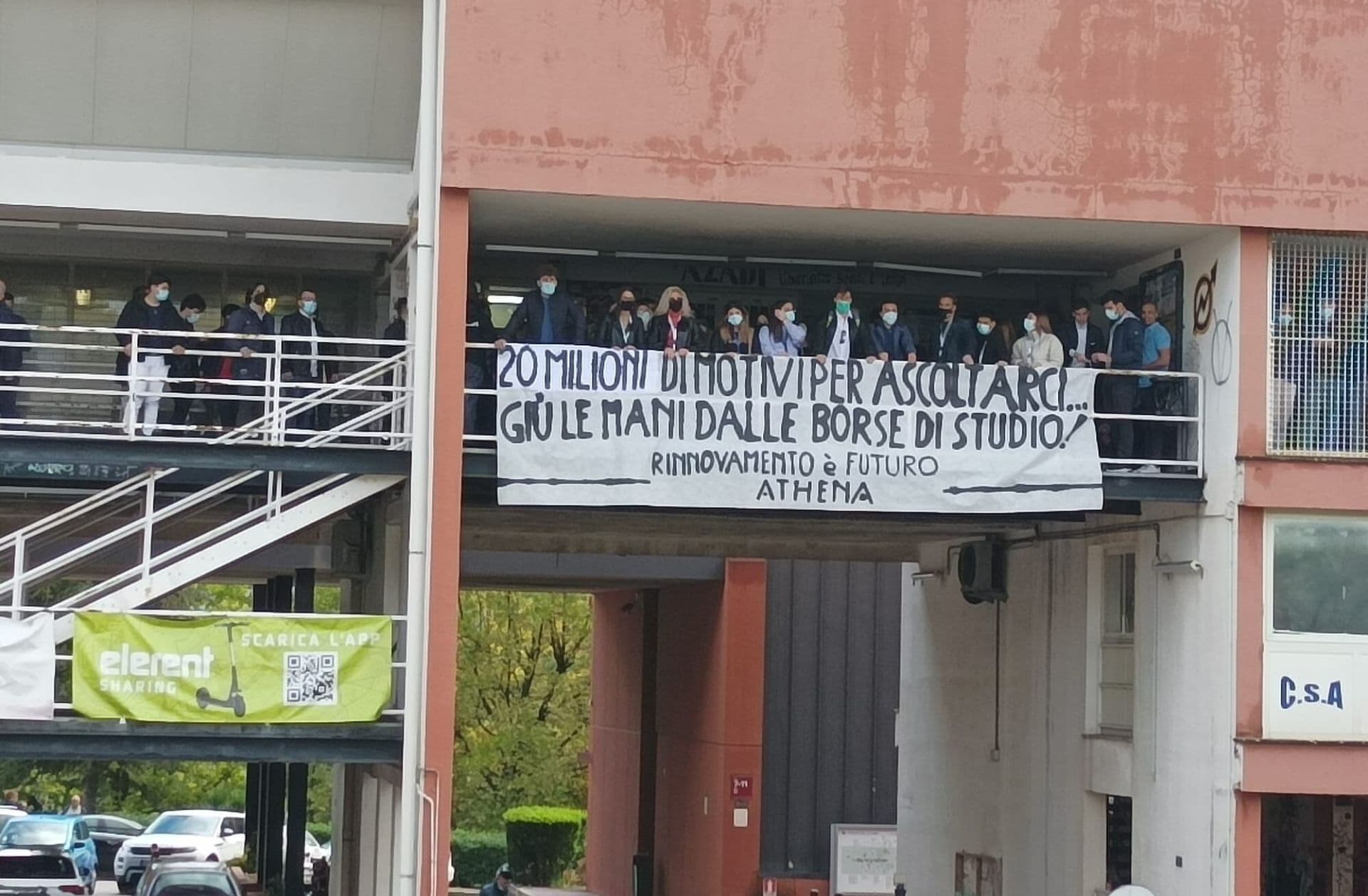 «Giù le mani dalle borse di studio» Il grido di protesta di centinaia di studenti dell'Unical