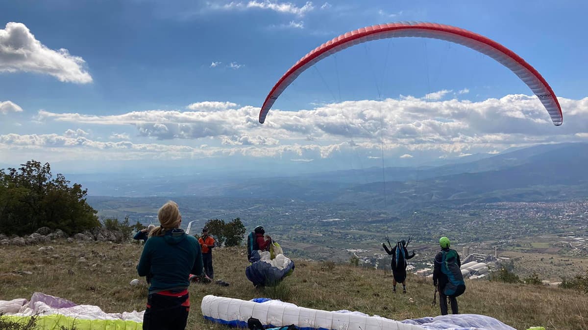 Parapendio, un volo dal Pollino al mar Jonio: uno spettacolo da perdere il fiato