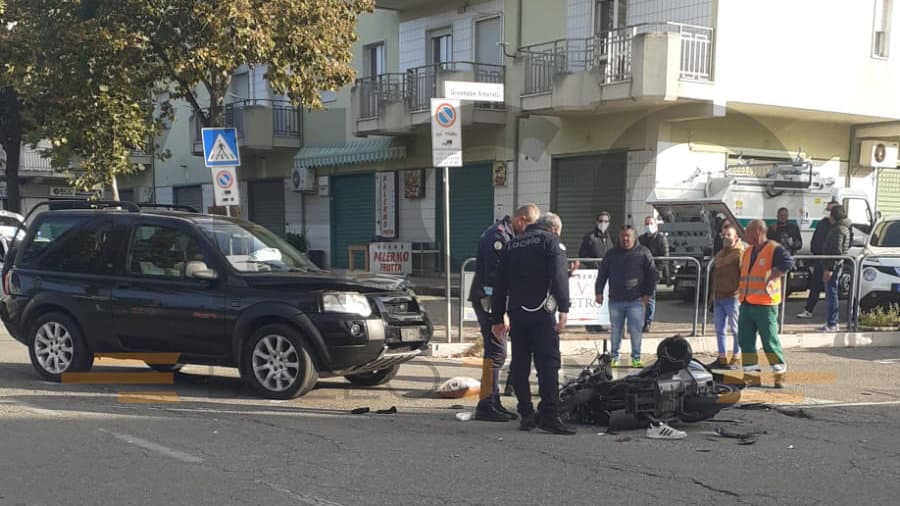 Co-Ro, gravissimo incidente in pieno centro città: scontro tra fuoristrada e motorino