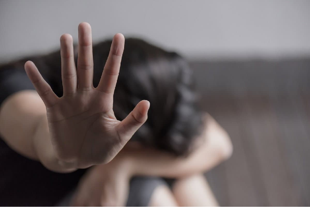 Corigliano-Rossano, picchia e minaccia la compagna e i 4 figli minorenni: arrestato