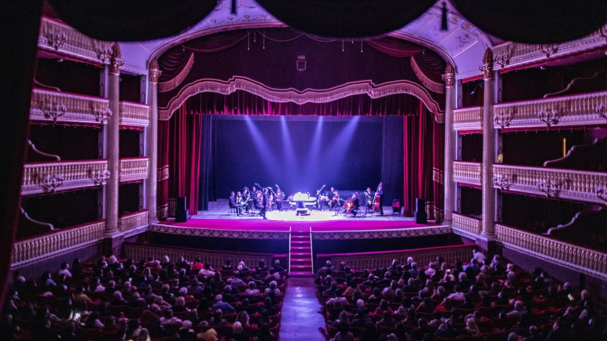 Al Rendano standing ovation finale al concerto-spettacolo “Vuelvo al Sur”, omaggio ad Astor Piazzolla