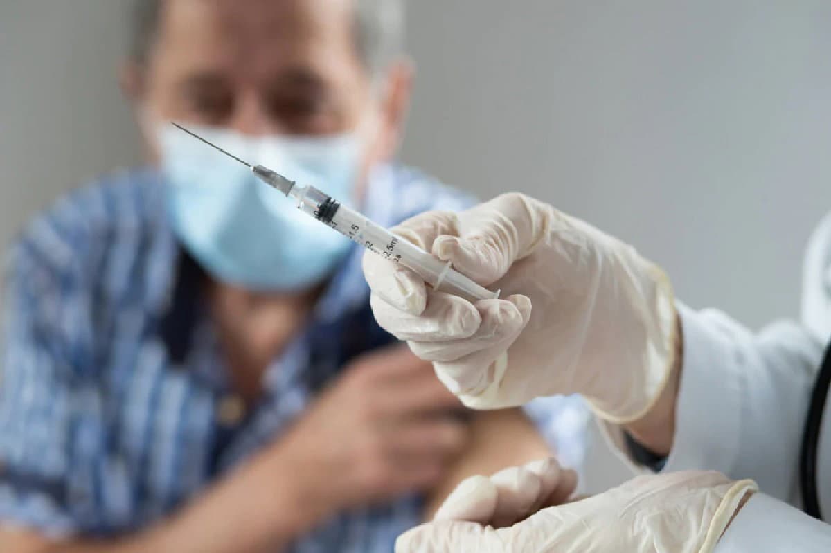 Vaccini anti-covid, è tempo della terza dose: open vax days per over 60 e fragili