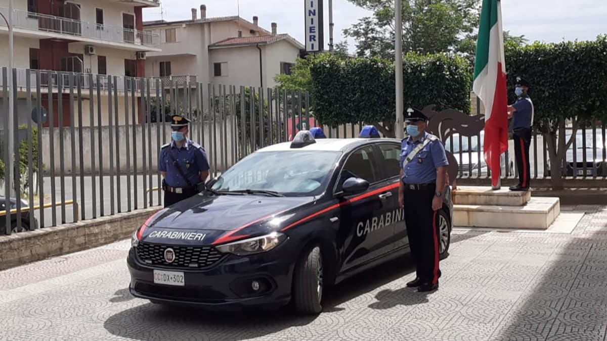 Corigliano-Rossano, nasconde la droga nel comodino: arrestato un 23enne