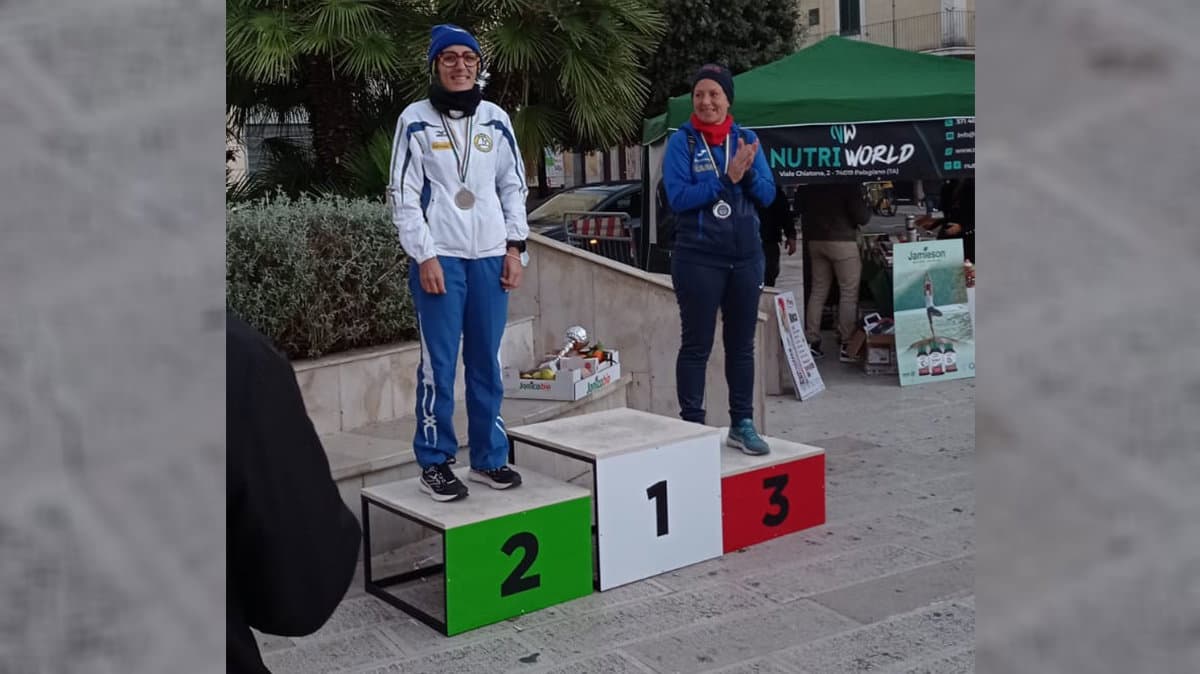 L’atleta della Corricastrovillari, Mimma Caramia, sale sul podio nella 6 ore dello Jonio