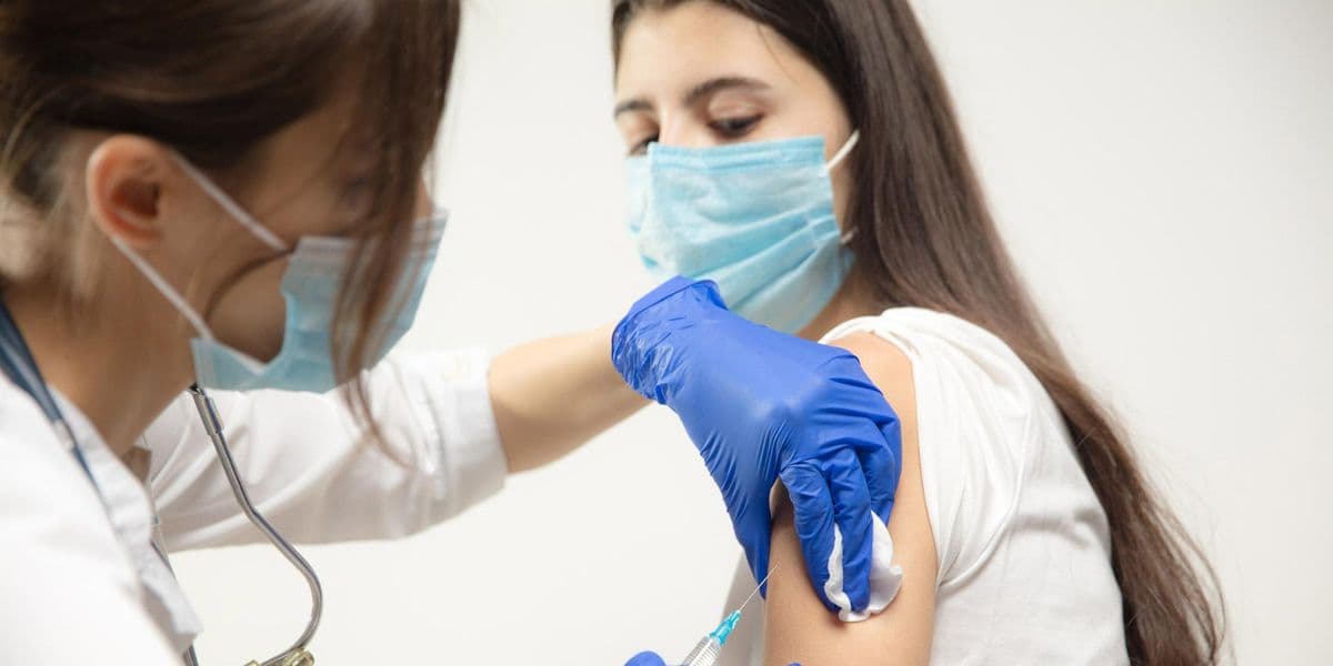 Terza dose di vaccino: dal 1 dicembre prenotazioni aperte per gli over 18