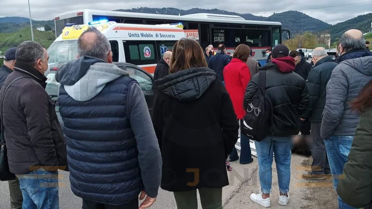 Co-Ro, investite davanti al Liceo Scientifico due giovani sorelle