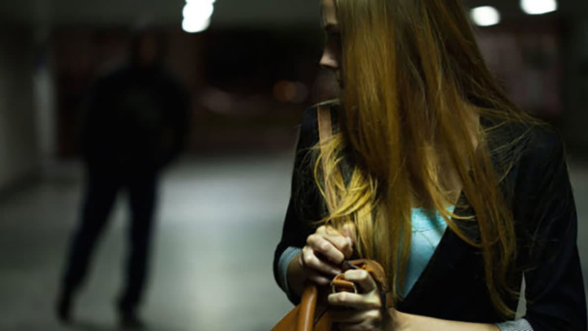 Perseguita l’ex compagna e le figlie e viola il divieto di avvicinamento: arrestato