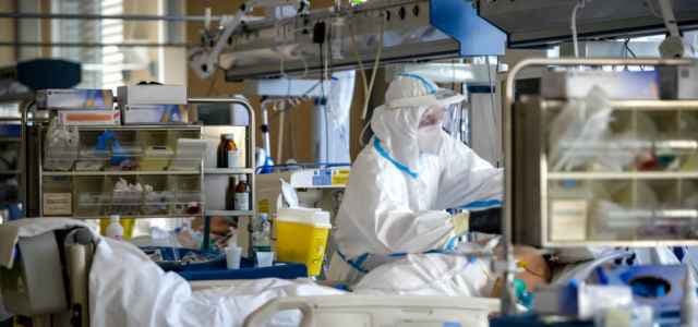 Covid Calabria, quasi 2000 casi in 24 ore: è corsa ai posti letto ospedalieri