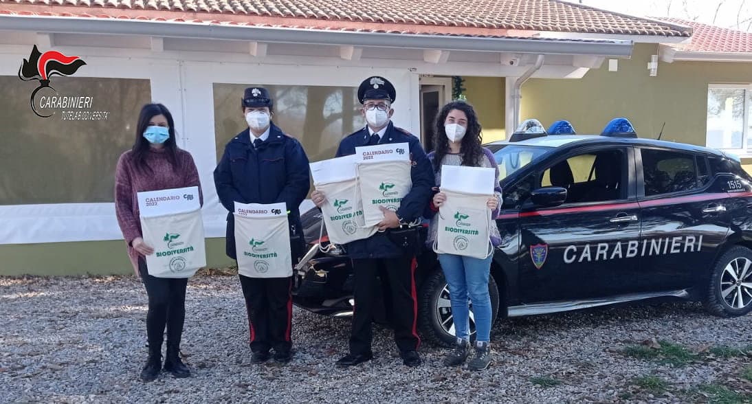 La Befana della biodiversità: I carabinieri portano doni ai bambini