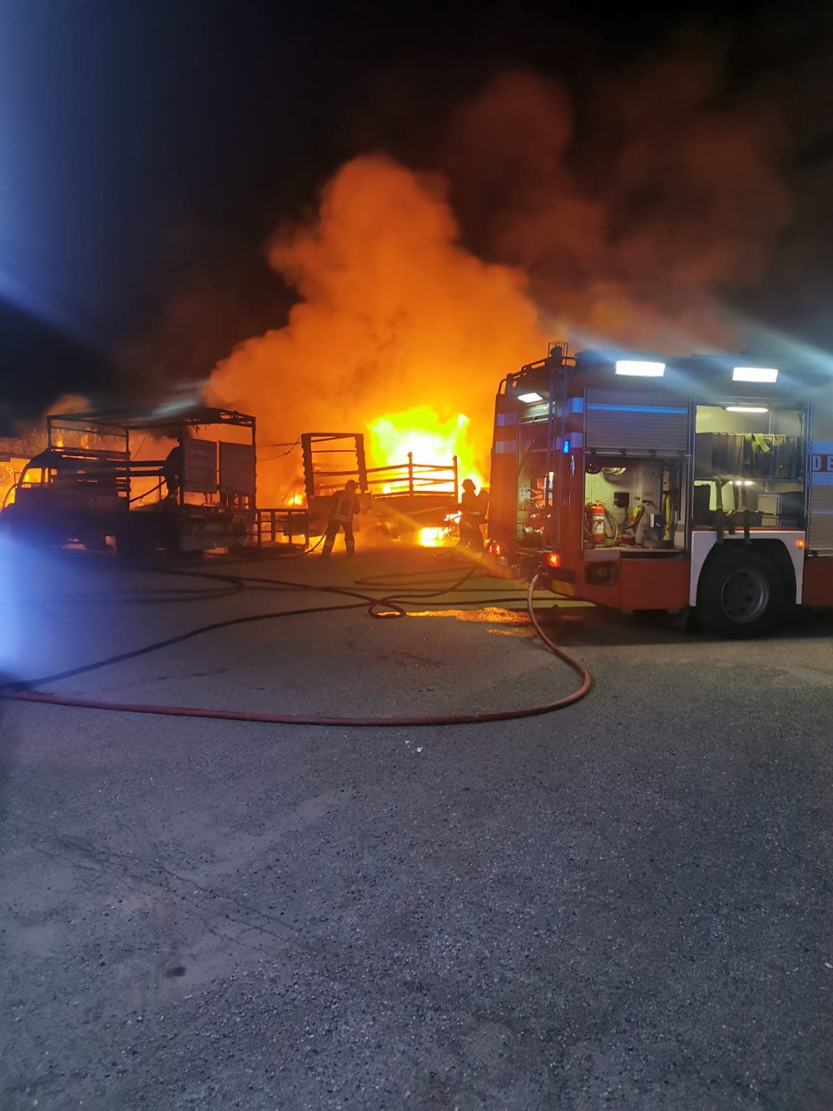 Cantinella in fiamme: a fuoco 5 camion e un capannone agricolo