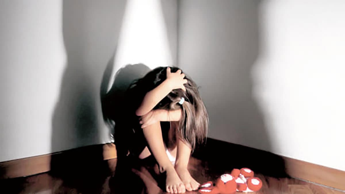 Orco violentava tre ragazze con il consenso dei genitori: arrestati