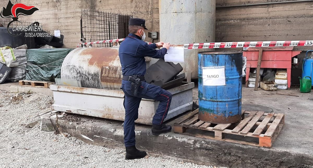 Oli esausti e scarti di officina scaricati nel Crati, scattano denunce e sequestri