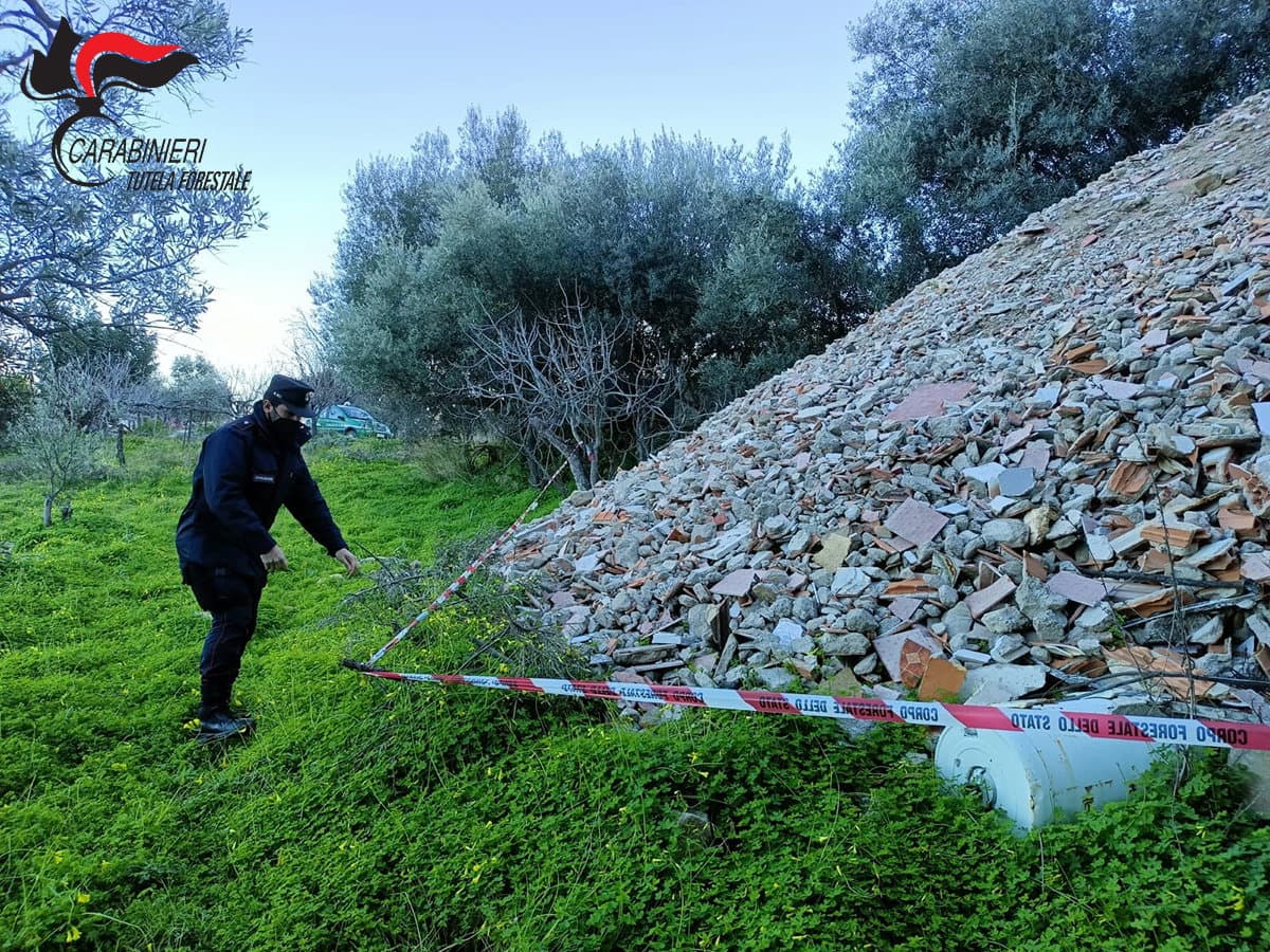 Trebisacce, sequestrata una discarica di inerti abusiva: sul monte Mostarico 40 tonnellate di rifiuti speciali