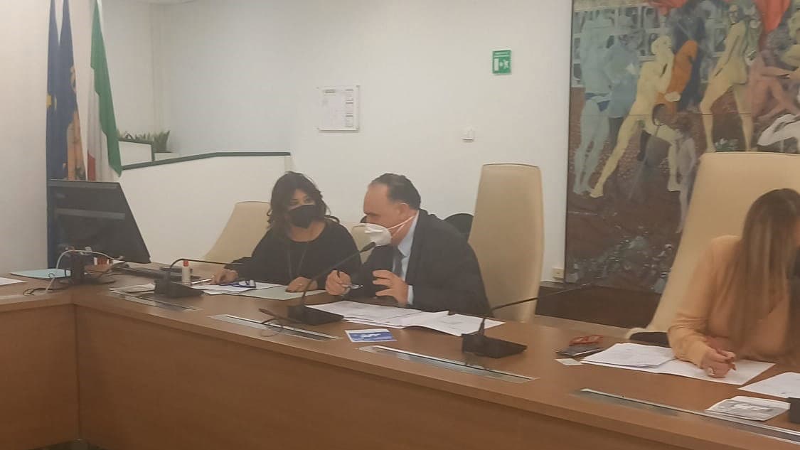 Emergenza rifiuti, è scontro tra Straface e il PD: «Le discariche le avete aperte voi!»