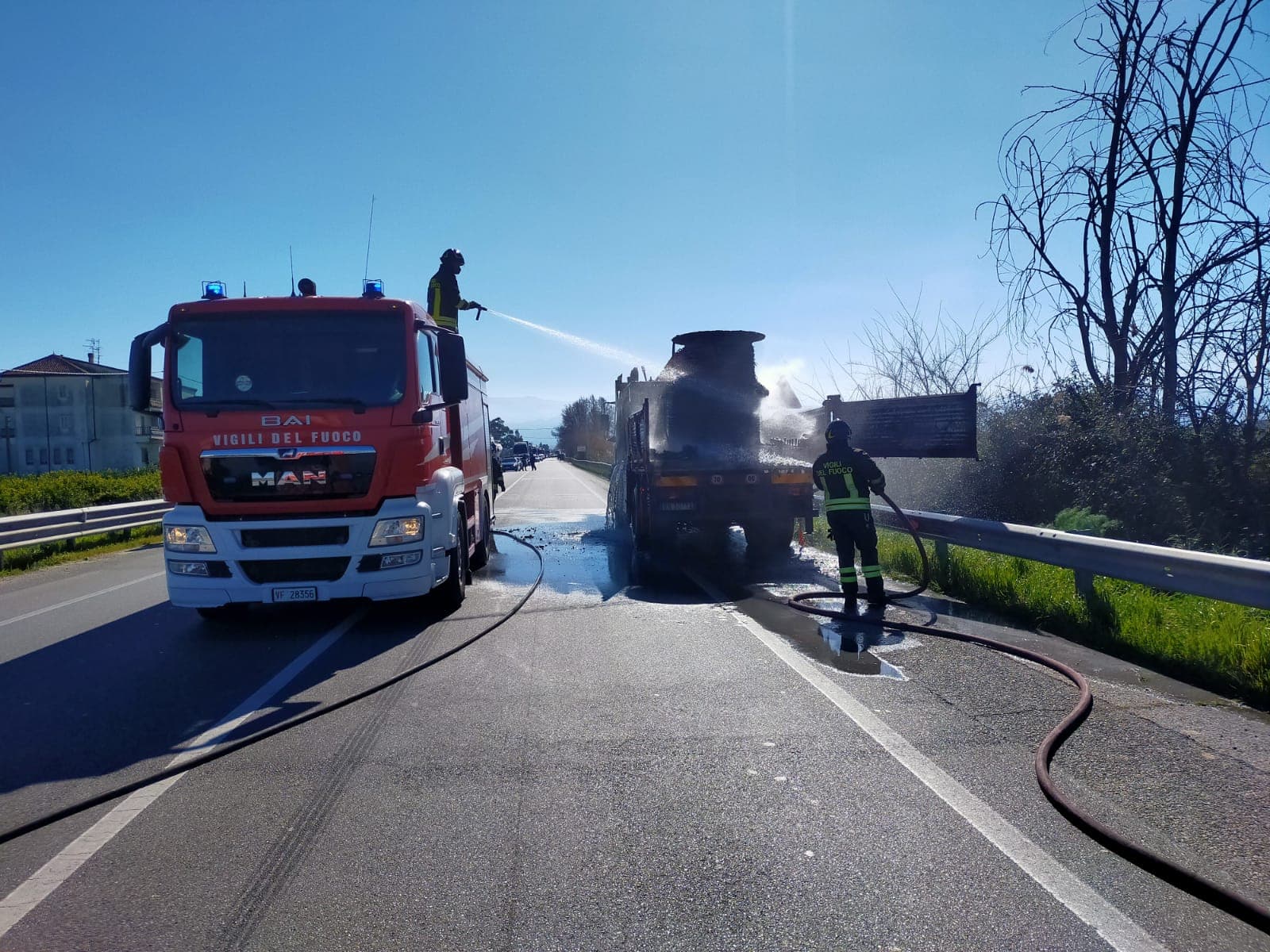 Paura sulla Statale 106: a fuoco un camion porta bobine
