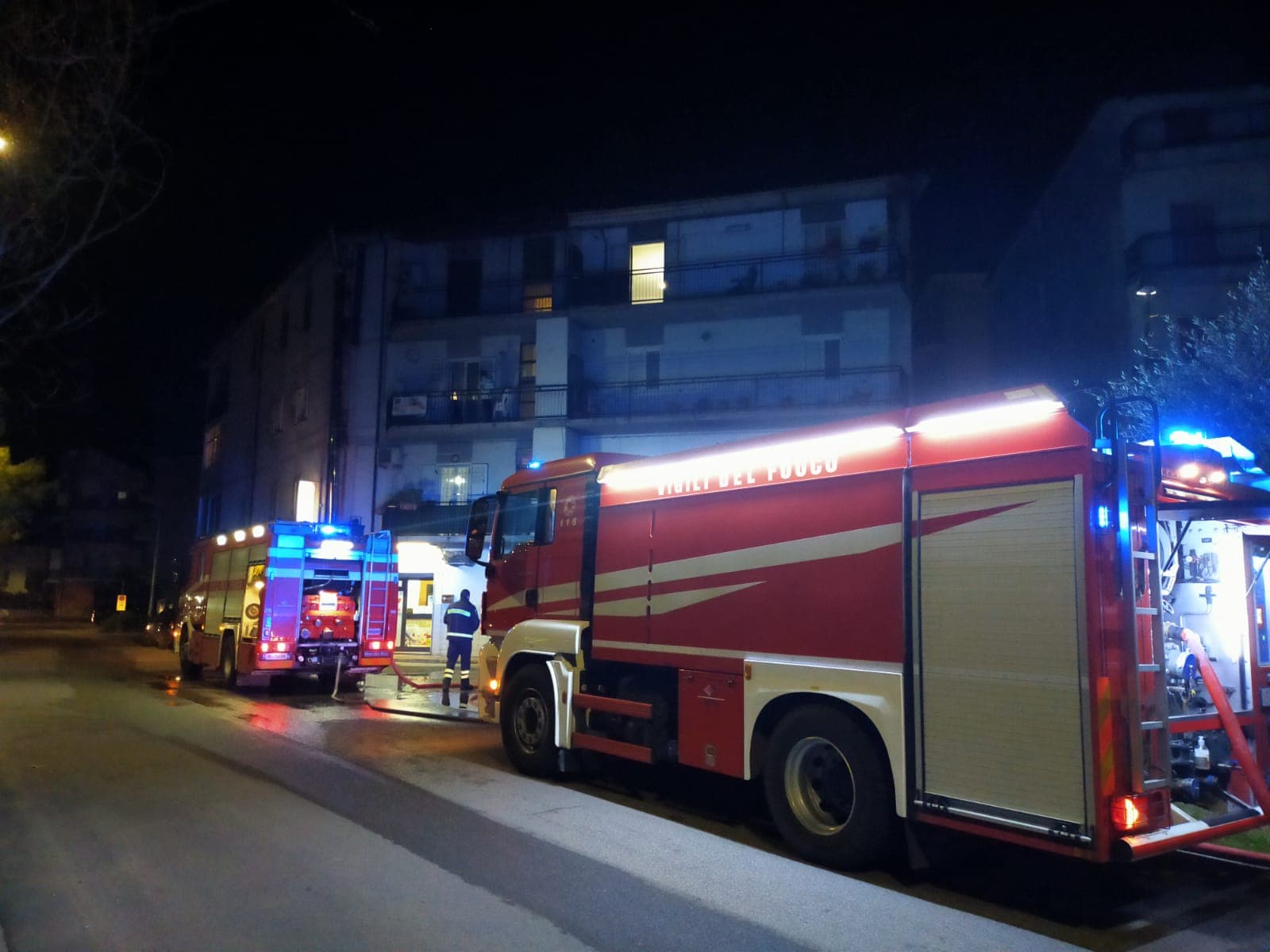 Divampa un incendio su un tetto a Schiavonea, vigili del fuoco impegnati per tutta la notte