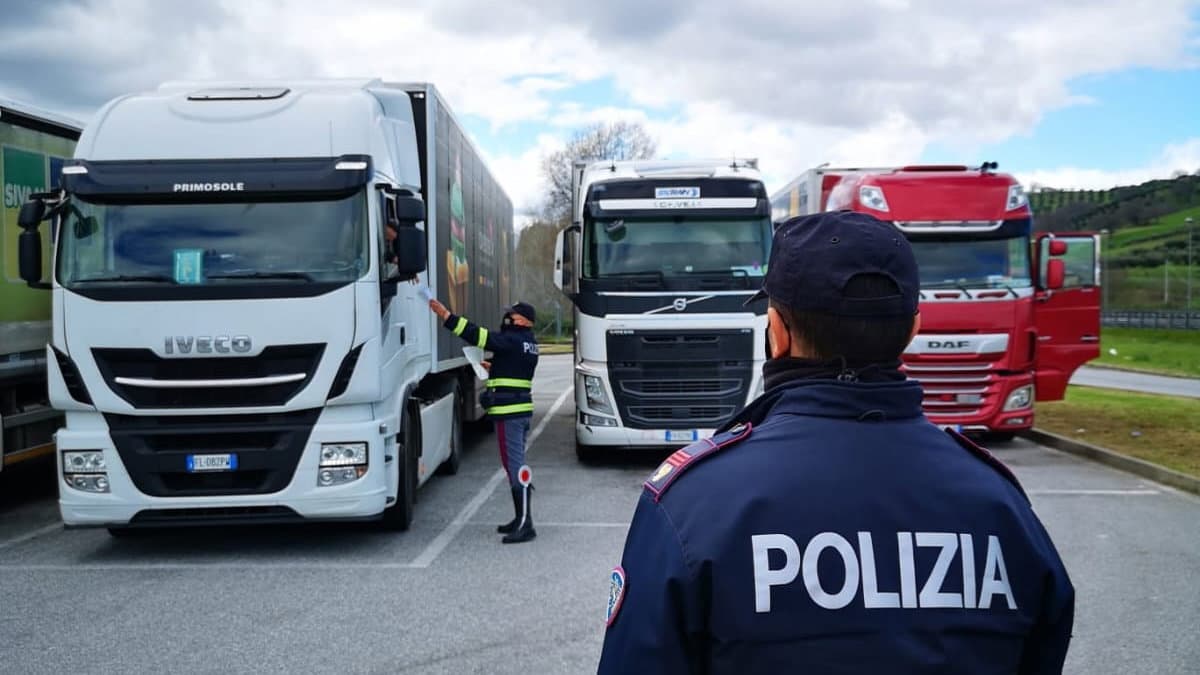 Strade, al via l'operazione di polizia "Truck e Bus": in una settimana scoperte 55 violazioni