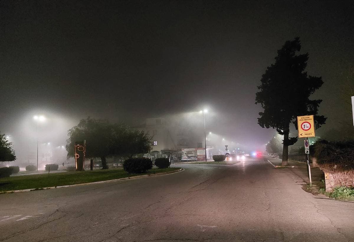 Suggestiva Corigliano avvolta dalla nebbia della "Lupa di mare"
