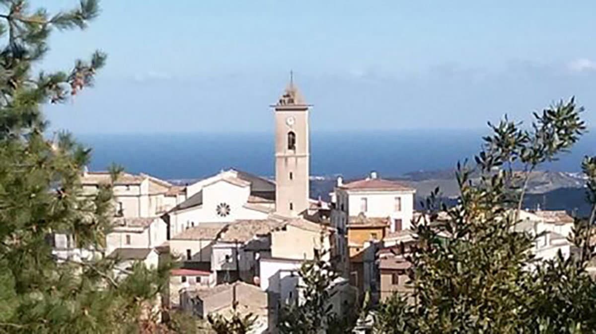 A Paludi si è tenuto un «Consiglio comunale farsa». L’opposizione, per protesta, abbandona l’aula
