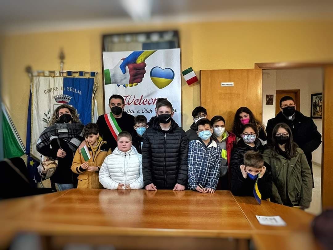 Solo sorrisi come unica arma: l'accoglienza di Sellia a Oleh e Vladyslav, portati in salvo dalla guerra dallo zio Alessio