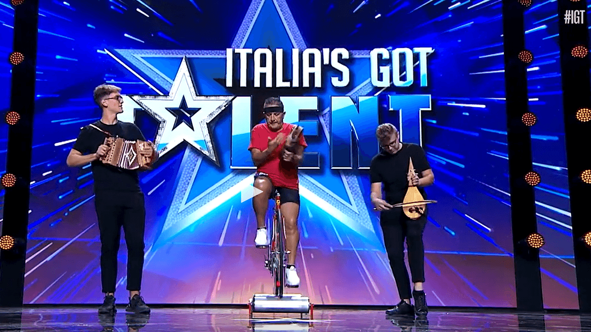 La tarantella calabrese a Italia’s Got Talent: Beppe Gatto conquista tutti con bici e tamburello