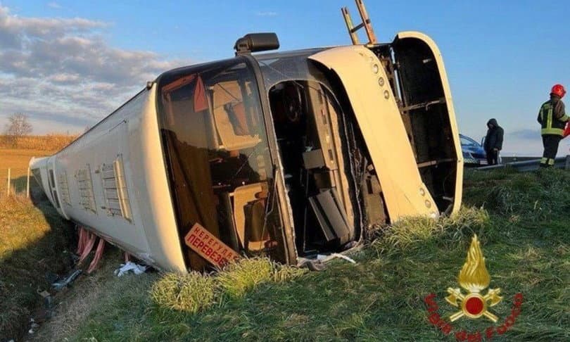 Si ribalta in autostrada un bus di profughi ucraini: c'è un morto