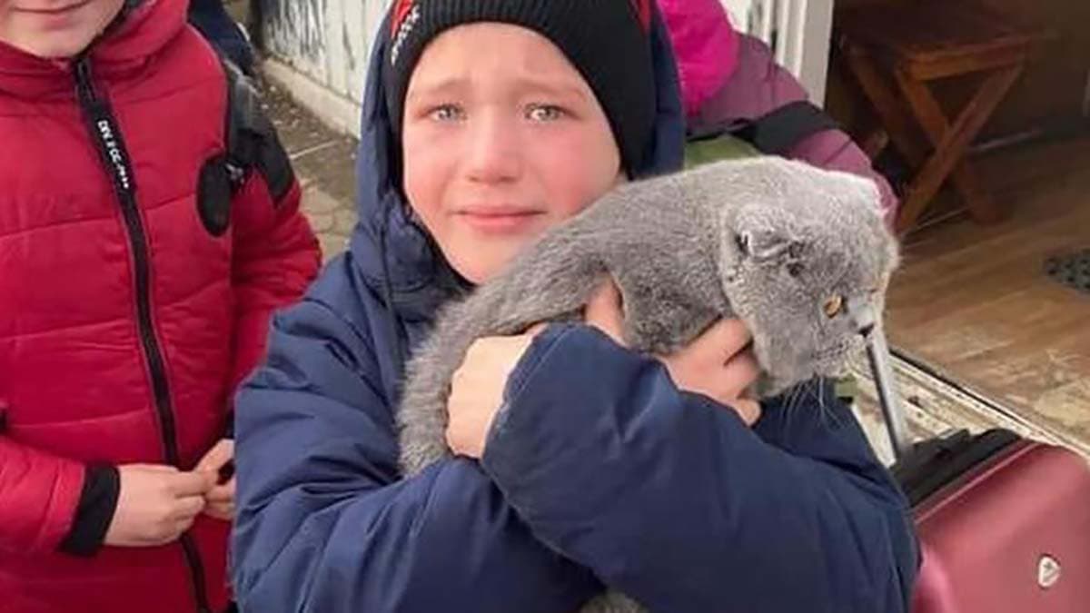 Gli occhi commossi del bambino ucraino ripresi dal mondo