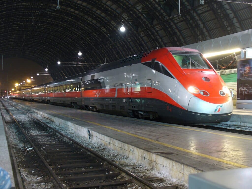 Viaggiatori della notte si parte: ritorna il Frecciarossa notturno Milano-Calabria, ma... solo per poco