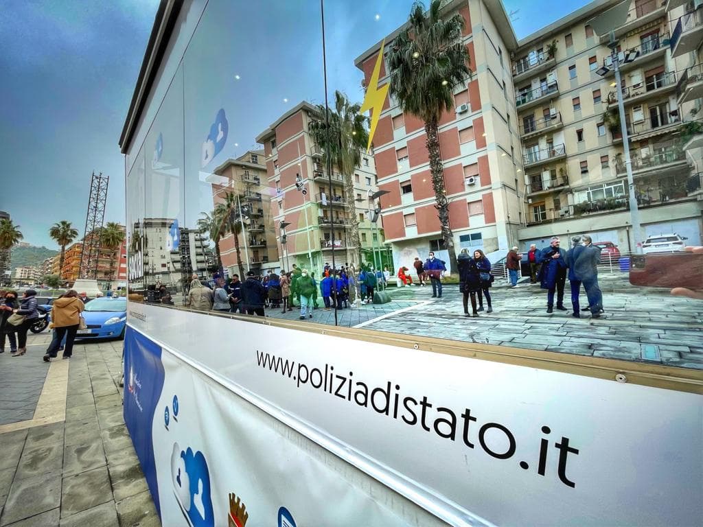 Il truck della Polizia di Stato arriva a Co-Ro, una manifestazione che lascia il segno