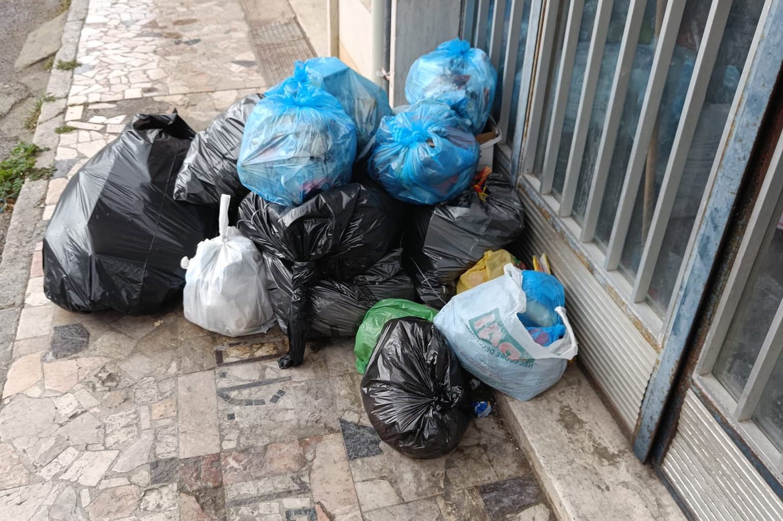 Emergenza rifiuti, 20 tonnellate di indifferenziato da Trebisacce in viaggio verso l'impianto di Villapiana