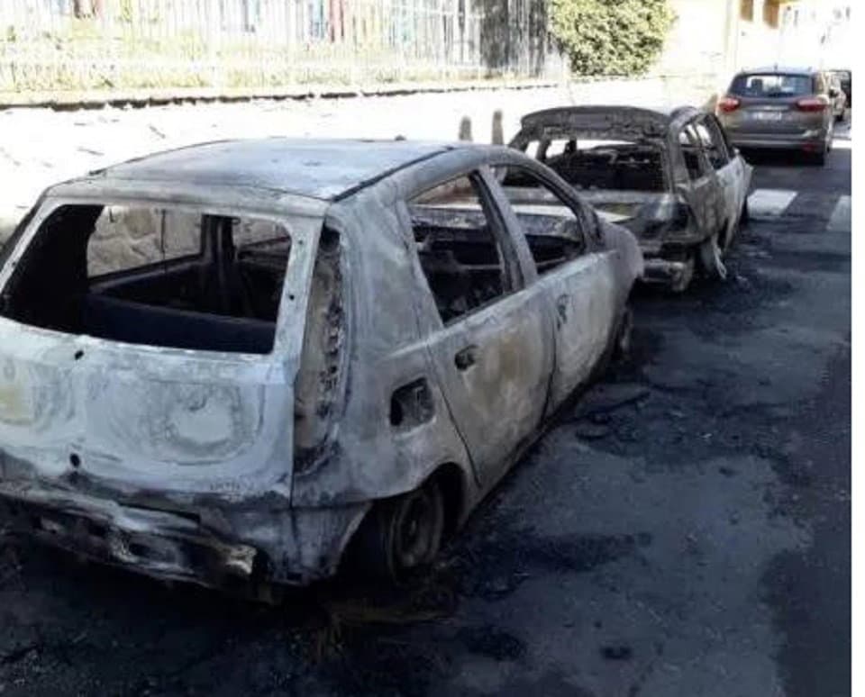Trebisacce, a fuoco due auto nel cuore della notte e della città