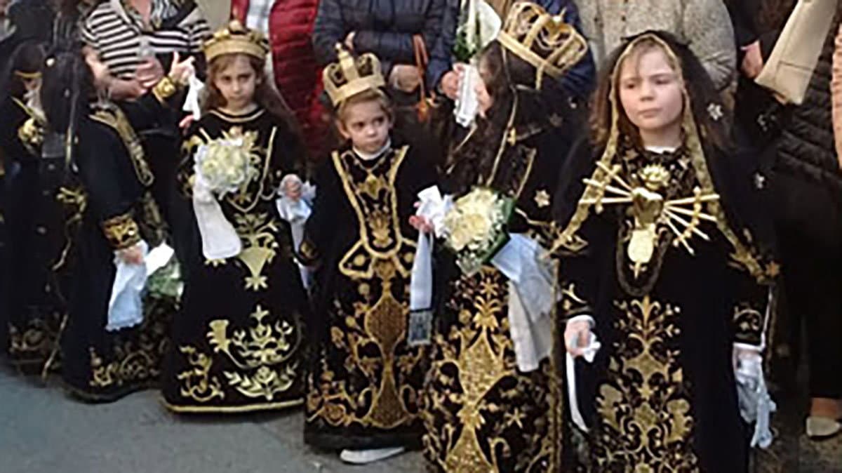 I rituali pasquali in Calabria: le Addoloratine, fanciulle con l'abito votivo della Madonna