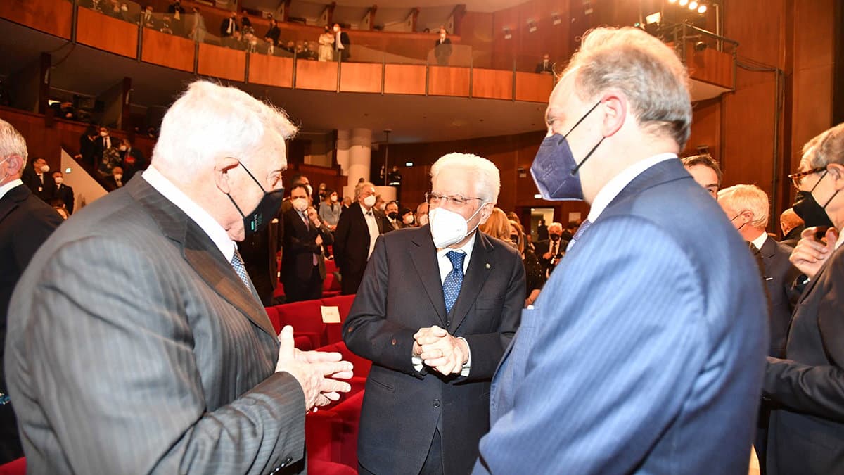 Al Presidente Matterella targa d'argento realizzata da Gerardo Sacco