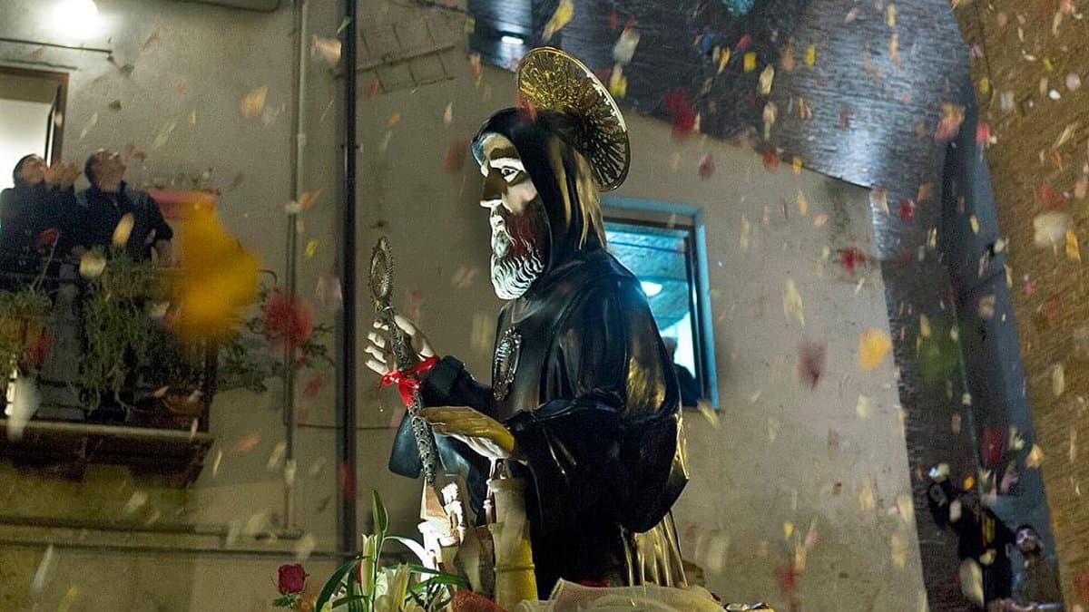 Tra fiori e tanta devozione, la benedizione di San Francesco a tutti i coriglianesi