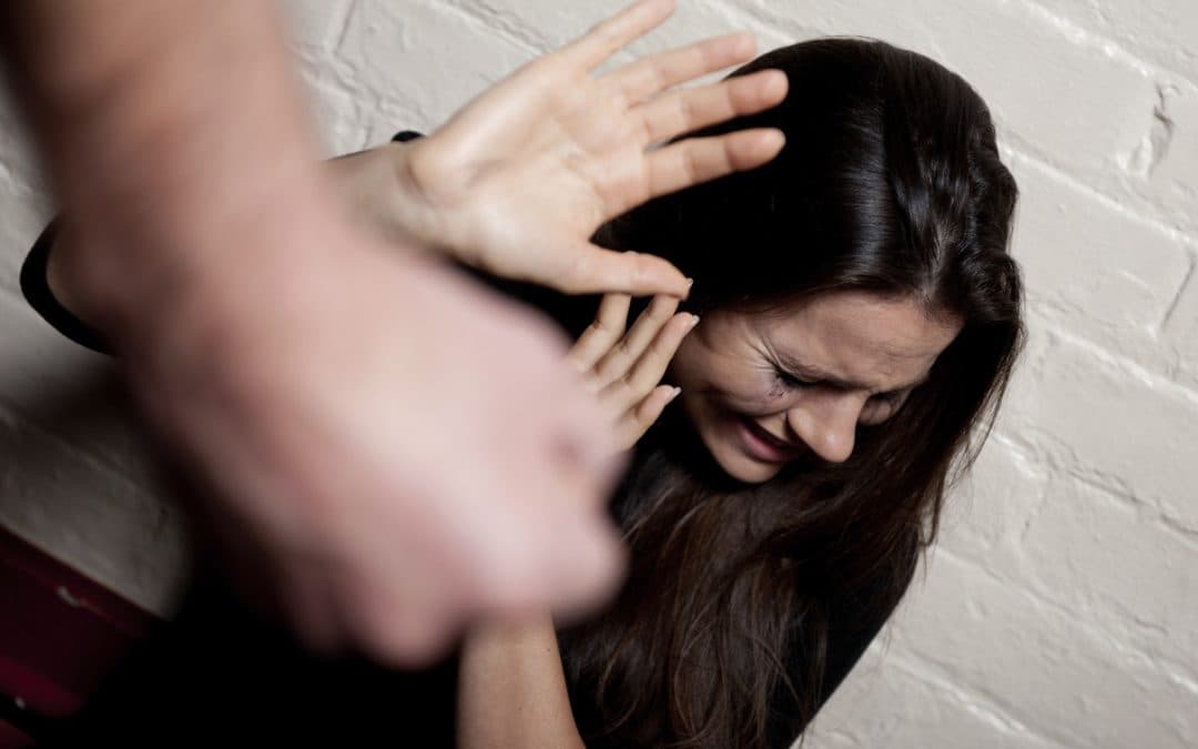 Calci e pugni alla moglie incinta: eseguita la misura coercitiva del divieto di avvicinamento per un 43enne