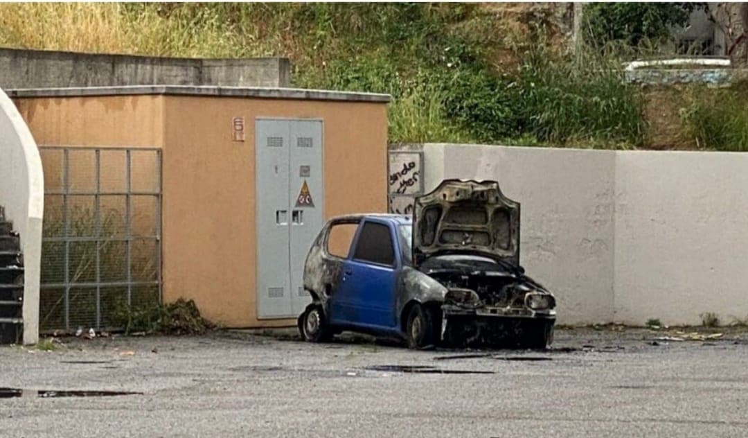 Ancora un'auto a fuoco nella notte, in pieno centro a Rossano scalo
