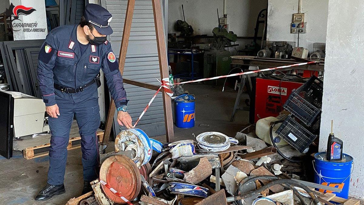 Trasportavano in auto rifiuti metallici: denunciate due persone e il titolare di una falegnameria