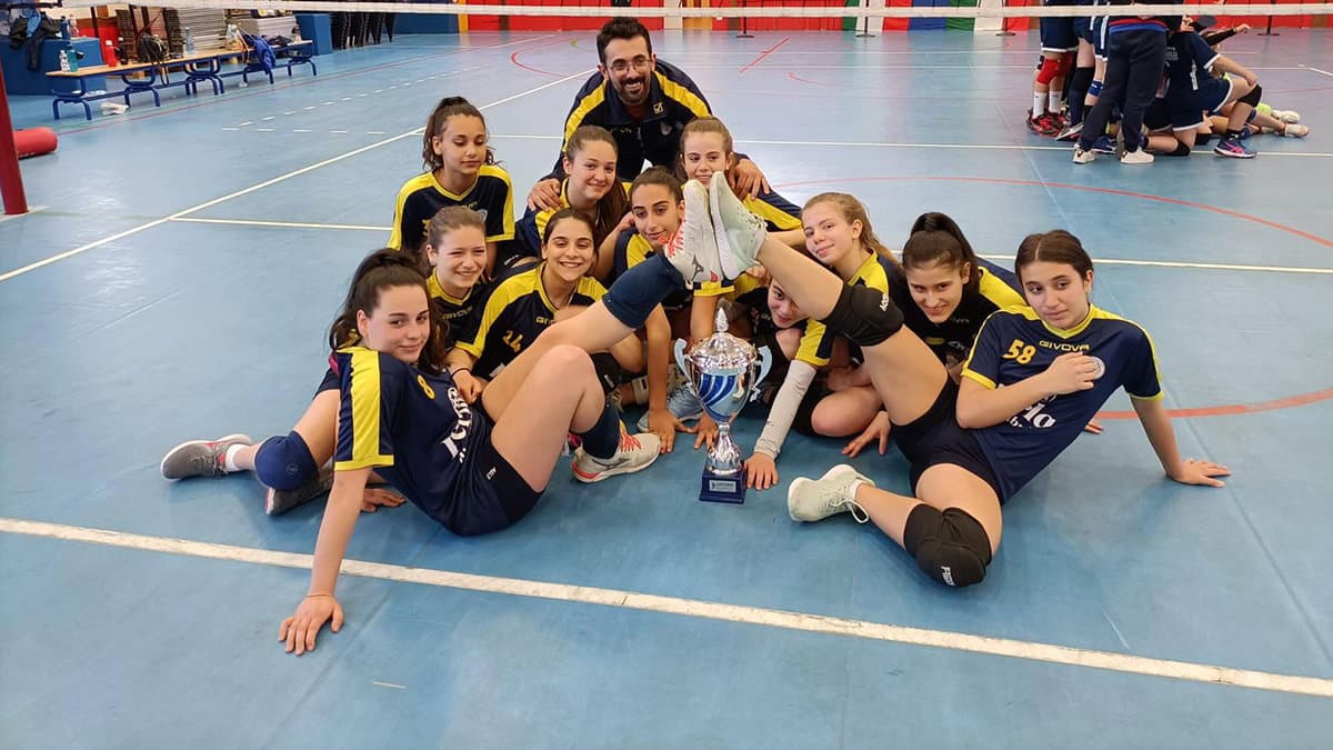 Le ragazze di Pallavolo Rossano diventano campionesse provinciali: 3-0 per un match tutto bizantino