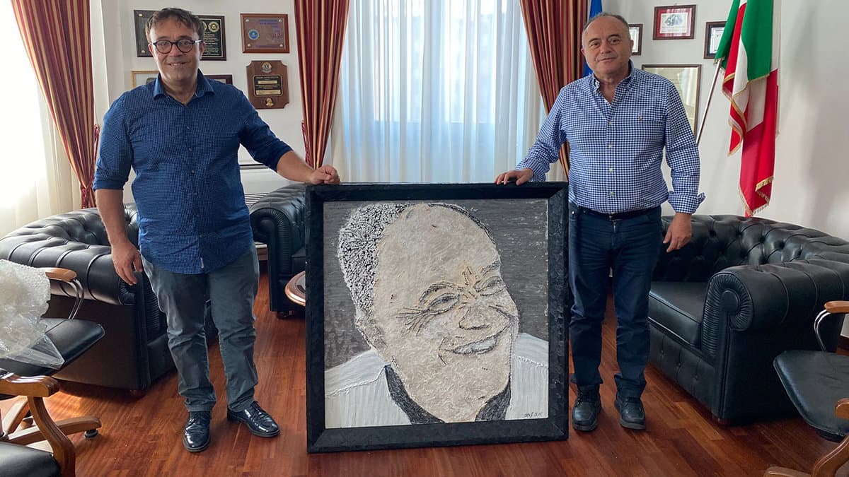 Michele Straface, artista affetto da cecità notturna che realizza le sue opere con chiodi e fili di ferro