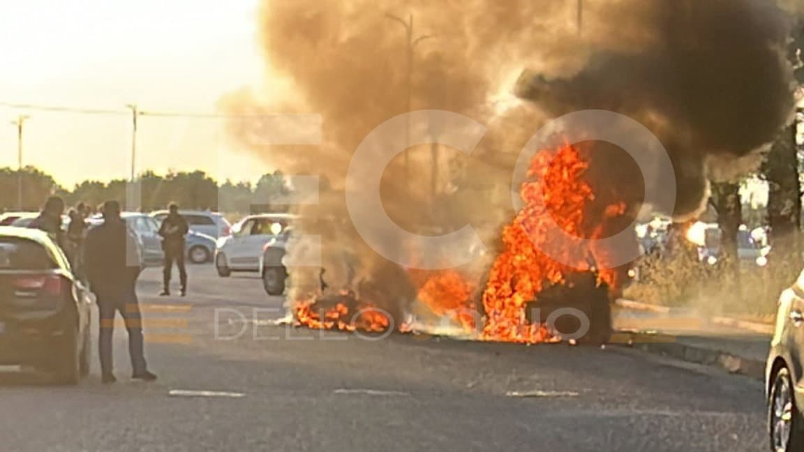 A fuoco una minicar e una utilitaria nel cuore della città: paura a Corigliano scalo