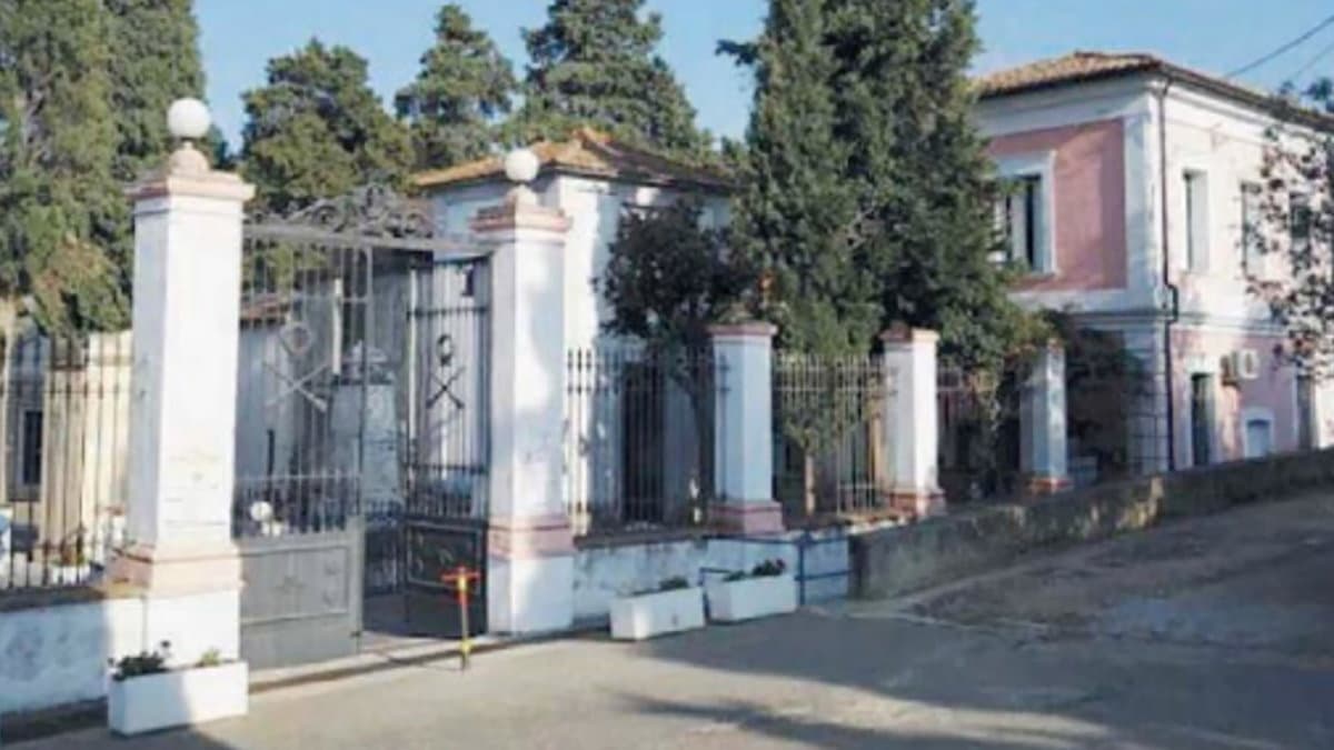 Al cimitero di Corigliano i lumini restano spenti… ma le bollette arrivano puntuali