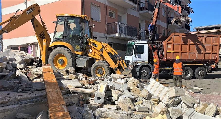 Proseguono le demolizioni di strutture abusive a Cassano, prossimo step a Lauropoli
