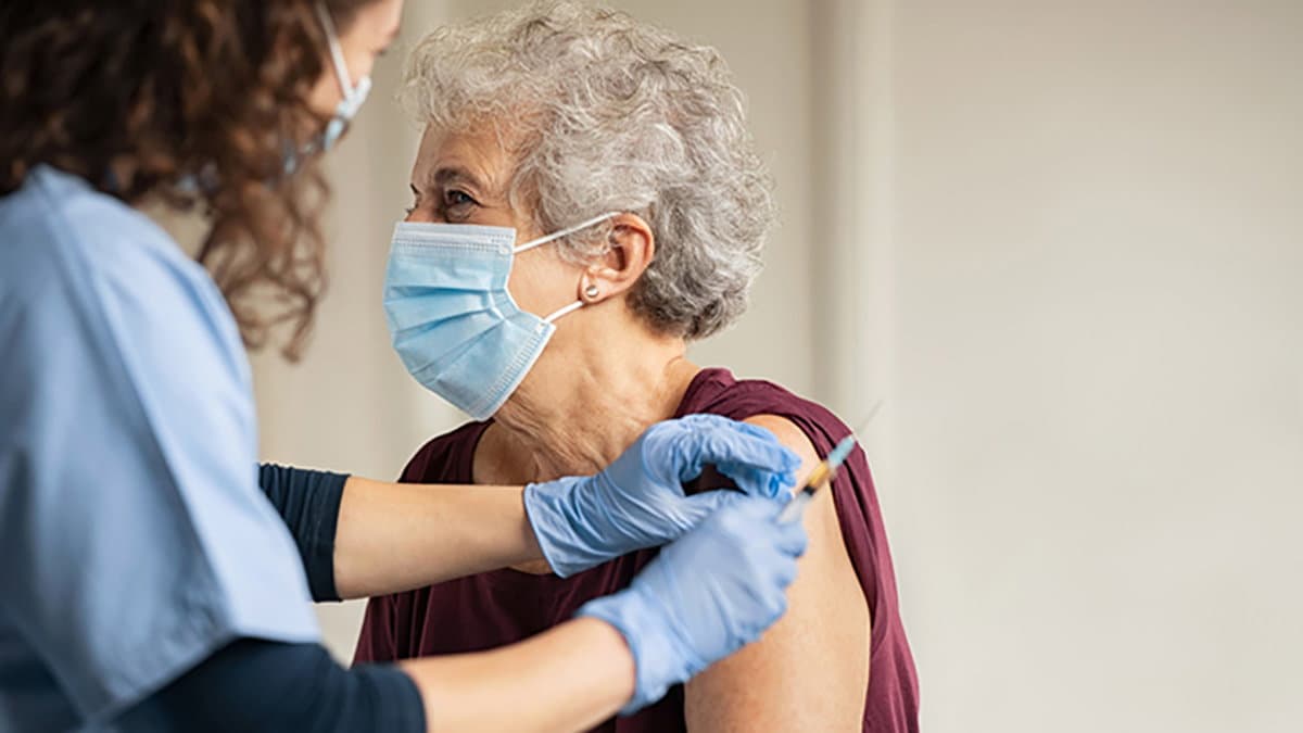 Covid: al via la quarta dose per le categorie a rischio, anche a domicilio