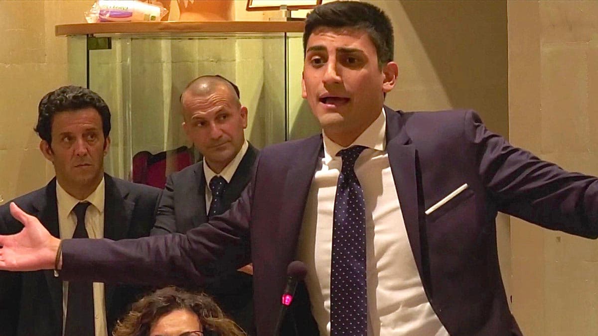 Co-Ro, città sporca e allo sbaraglio con un sindaco “presente” solo sui social