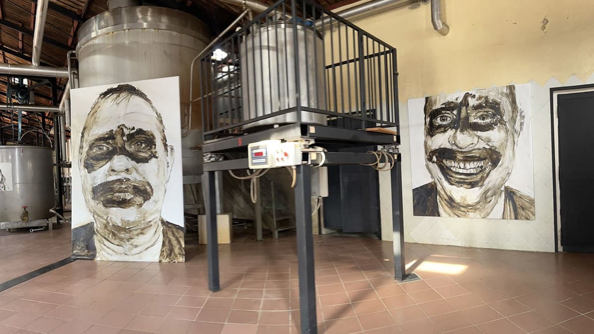 Il sapore fortemente iconico della liquirizia Amarelli emerge nelle opere di Santiago Ydañez