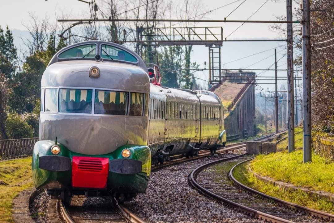 Sui binari calabresi arriva il simbolo degli anni ’60: il treno Arlecchino
